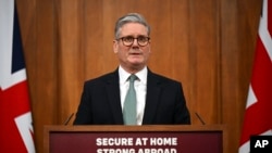ကာကွယ်ရေးအသုံးစရိတ်နှင့် ပတ်သက်၍ Downing Street ဝန်ကြီးချုပ်ရုံးခန်းမှ ထုတ်ပြန်ပြောဆိုနေသည့် ဝန်ကြီးချုပ် Keir Starmer။ (ဖေဖော်ဝါရီ ၂၅၊ ၂၀၂၅) (AP)