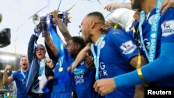 Les joueurs de Leicester célèbre leur sacre de champion de Premier League