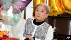 คุณยายโทมิโกะ อิโตกะ ขณะฉลองครบรอยอายุ 116 ปี ที่บ้านพักคนชรา เมื่อ 23 พ.ค. 2567 
