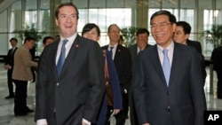 Britain's Chancellor of the Exchequer George Osborne (l) and Industrial and Commercial Bank of China Ltd (ICBC) Chairman Jiang Jianqing during his visit to the ICBC headquarters in Beijing, Oct. 15, 2013. 