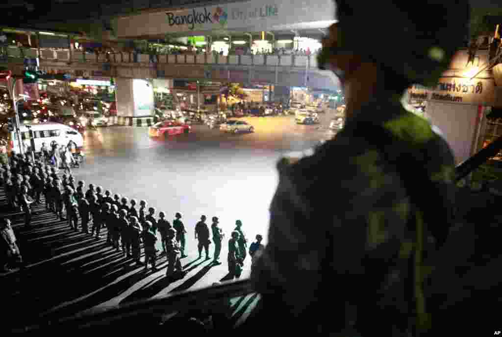  Pasukan militer Thailand menjaga sebuah persimpangan di pusat kota Bangkok untuk mencegah demonstran pro-pemerintah berkumpul untuk memprotes kudeta. &nbsp; 