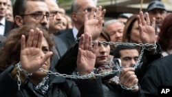 Des journalistes dénoncent l’arrestation de deux journalistes turcs Can Dundar et Erdem Gul, le 27 novembre 2015 à Ankara, Turquie (AP)