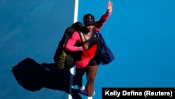 L'Américaine Serena Williams quitte le terrain après avoir perdu son match de demi-finale contre la Japonaise Naomi Osaka.