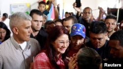 Cilia Flores (baju merah), istri Presiden Venezuela Nicolas Maduro, menyambut para pendukungnya saat dia menghadiri simulasi pemungutan suara 30 Juli untuk sebuah majelis baru, di Caracas, Venezuela, 16 Juli 2017.