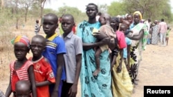 Des Sud-Soudanais déplacés à cause de récents combats entre les forces gouvernementales et les rebelles dans la capitale du Haut-Nil Malakal atteignent un poste du Programme alimentaire mondial (PAM) des milliers des personnes trouvent refuge à Kuernyang Payam, Soudan du Sud, 2 mai 2015