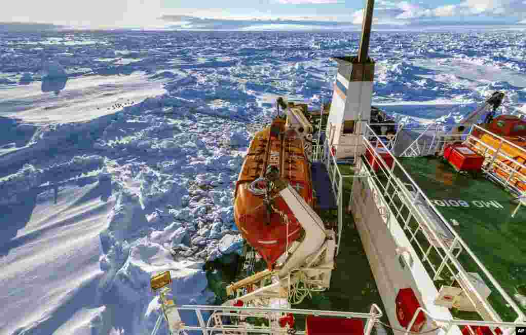 Kapal Rusia MV Akademik Shokalskiy terperangkap di es tebal, di lokasi sejauh 1.500 mil laut dari selatan Hobart, Australia di Antartika Timur (27/12).&nbsp;(AP/Australasian Antarctic Expedition/Footloose Fotography, Andrew Peacock)&nbsp;