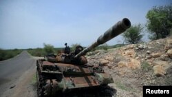 Un char endommagé lors des combats entre les Forces de défense nationale éthiopiennes et les forces spéciales du Tigré se dresse à la périphérie de la ville de Humera en Éthiopie le 1er juillet 2021.