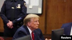 Serokê berê Donald Trump li dema rûniştina guhdarîkirinê ya dadgeha New York (Sibat, 15, 2024).