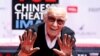 Stan Lee menunjukkan tangannya di acara cetak tangan di bioskop TCL di Los Angeles, 18 Juli 2017.