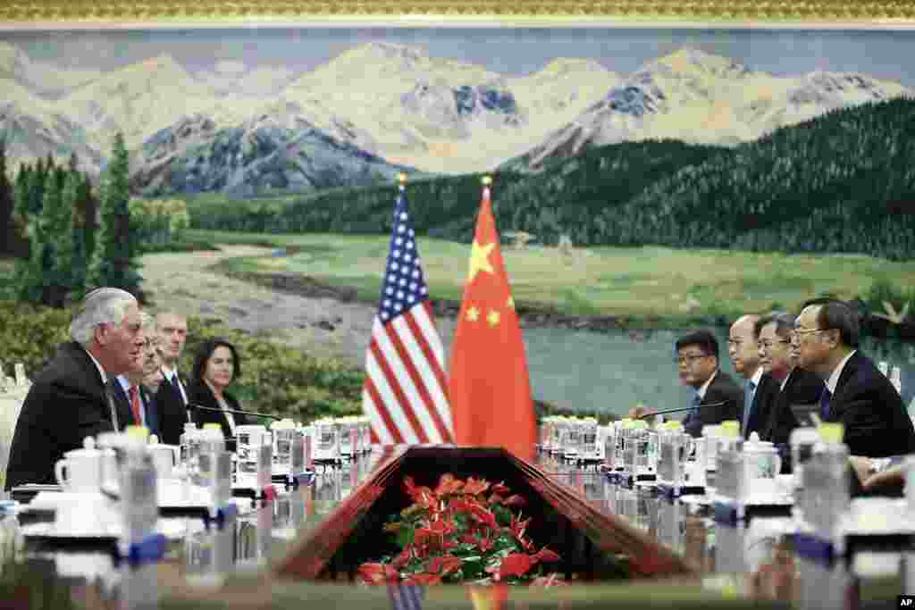 美国国务卿雷克斯蒂勒森， 美国驻华大使布兰斯塔德在北京人民大会堂与中国国务委员杨洁篪会谈（2017年9月30日）。2018年2月14日，雷克斯&middot;蒂勒森向全球人民致以新春祝福。他的贺词全文如下：在2018年2月16日农历新年即将到来之际，我谨代表美利坚合众国政府，祝愿世界人民健康、和平与繁荣。让我们继续努力，促进更为紧密的合作，推动更多的了解并为彼此和我们的后代构建一个更加美好的世界。我们希望狗年为所有人都带来更大的成功与机遇。