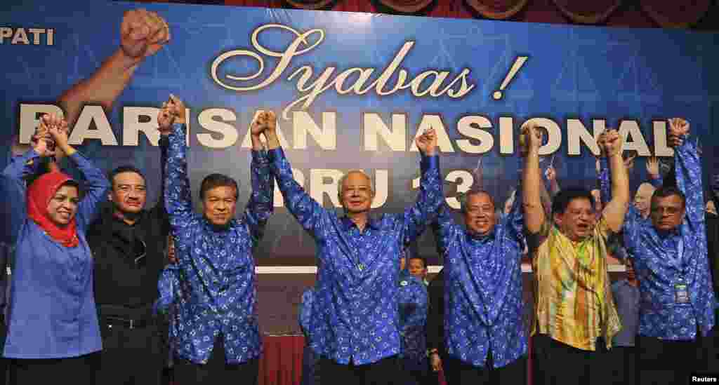 Perdana Menteri Malaysia Najib Razak merayakan kemenangan dalam pemilihan umum di kantor pusat partai di Kuala Lumpur (6/5). 