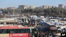 Les Syriens ont été évacués à Rashidin, près d'Idleb, Syrie, le 20 décembre 2016.