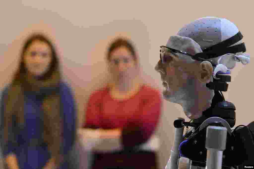 Para pekerja memandangi &#39;Rex&#39;, robot setinggi dua meteran di Museum Sains di pusat kota London. Para desainer robot Inggris ini menyebut Rex sebagai &quot;manusia&quot; bionik pertama di dunia, yang memilik organ buatan serta anggota badan yang berfungsi penuh. Rex akan dipamerkan kepada publik sampai 11 Maret
