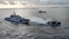 Kapak garda pantai China (kiri) menembakkan meriam air ke arah kapal biro perikanan Filipina di dekat wilayah yang disengketakan di Laut China Selatan, pada 4 Desember 2024. (Foto: National Task Force for the West Philippine Sea via AP)