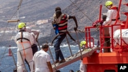 Migranti se iskrcavaju u luci u Valverdeu na kanarskom ostrvu El Hierro, Španija, 26. avgusta 2024. godine, nakon što su stigli brodom sa 13-dnevnog putovanja sa obale Senegala.