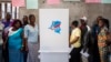 Des électeurs attendent au bureau de vote de Katendere, à Goma le 30 décembre 2018