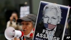 Para pendukung Julian Assange, pendiri WikiLeaks, berdemo di luar gedung pengadilan Old Bailey, di London, 7 September 2020. (Foto: AP)