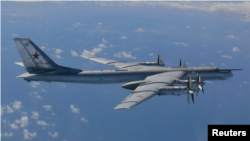 عکسی که نیروی هوتایی ژاپن از بمب افکن روسی TU-95 منتشر کرد. 
