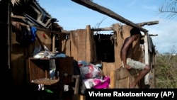 Un survivant devant les restes d'une maison à Mananjary, Madagascar, mercredi 9 février 2022. 