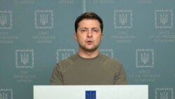 Predsednik Volodimir Zelenski u kancelariji predsednika države na video snimku koji je objavila njegova pres služba 25. februara 2022.