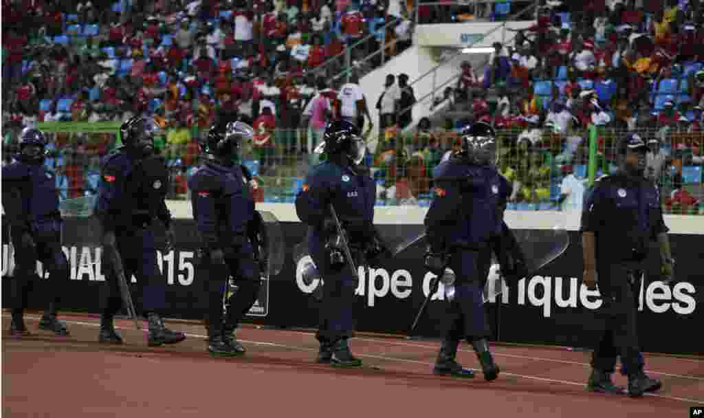 La police se déploie pour sécuriser le terrain quand des supporters envahissent l'air de jeu lors du match de demi-finale Ghana-Guinée équatoriale (3-0) de la CAN 2015, à Bata, Guinée équatoriale, le 5 février 2015.