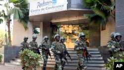 Les forces de l'ordre malien patrouillent devant l'hôtel Radisson.