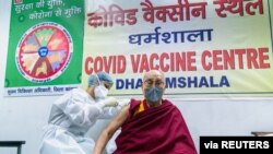 Kiongozi wa kiimani wa Tibet, Dalai Lama akipatiwa chanjo katika kituo cha chanjo cha Dharamsala, India, Machi 6, 2021. (Office of his holiness the Dalai Lama/Handout via Reuters)