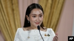 패통탄 친나왓 태국 신임 총리가 18일 마하 와찌랄롱꼰 국왕의 승인 후 기자회견을 하고 있다. 
