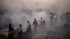 Pengungsi Rohingya berusaha menyelamatkan harta benda mereka setelah kebakaran besar di kamp Balukhali mereka di Ukhiya di distrik Cox's Bazar, Bangladesh, Minggu, 5 Maret 2023. (Foto: AP)