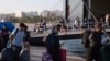 Réfugiés et migrants dans le port grec du Pirée, près d'Athènes, le 25 septembre 2018
