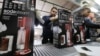 Para pekerja mengepak produk pada pabrik SodaStream di Maale Adumim, Tepi Barat (foto: dok). SodaStream pindah dari Tepi Barat ke Israel dan memberhentikan para pekerja Palestina. 