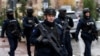 Službenici kosovske policije patroliraju ulicama Mitrovice, koja je etnički podeljena između Srba na sjeveru i Albanaca na jugu, 30. novembra 2024. godine, dok je Kosovo pojačalo mjere bezbjednosti oko kritične infrastrukture.