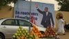 Une affiche géante du président Idriss Deby sur une avenue de la capitale, N’Djamena le 31 mars 2016. 