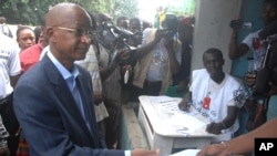 Photo d’archives (28 septembre 2013) : Le leader de l'opposition guinéen Cellou Dalein Diallo, chef de l'UFDG, s’apprêtant à voter à Conakry, en Guinée lors des élections législatives de 2013. (AP photo / Idrissa Soumaré)