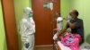 Dokter Cheras Sjarfi berbincang dengan seorang pasien di ruang isolasi di tengah lonjakan kasus baru COVID-19, di sebuah rumah sakit di Jakarta, 1 Juli 2021. (Foto: Yuddy Cahya/Reuters)