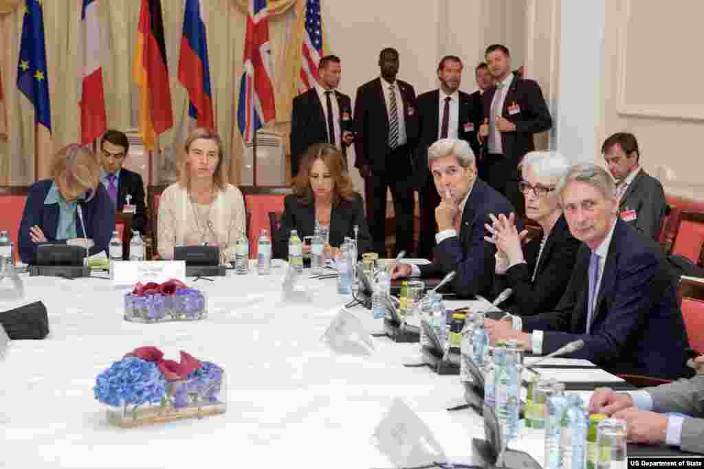 جان کری وزیر خارجه آمریکا پیش از آغاز گفتگو با همتایان اروپایی خود در هتل کوبورگ وین – ۹ ژوئیه ۲۰۱۵