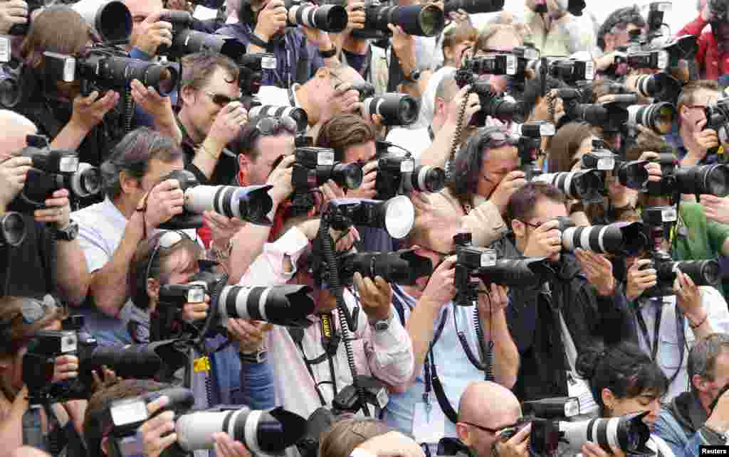 Para fotografer bekerja selama sesi pemotretan untuk film &quot;Blood Ties&quot; di Festival Film Cannes ke-66 di Cannes, Prancis.