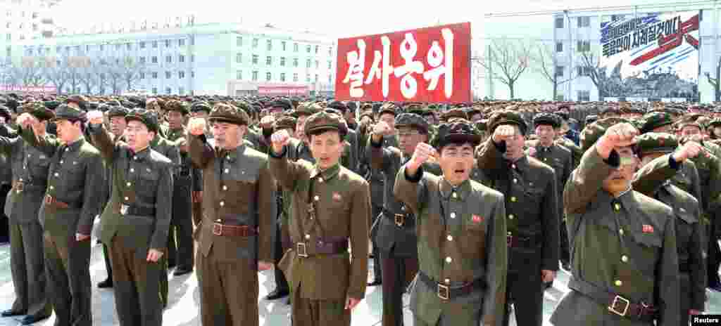 Warga Korea Utara menghadiri demonstrasi anti AS dan Korea Selatan di Nampo, Korea Utara (3/4).
