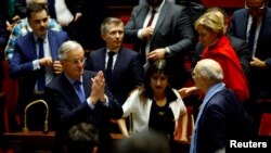 Kryeministri francez Michel Barnier reagon pas rezultatit të votimit për mocionin e mosbesimit kundër qeverisë së Francës në parlamentin francez, më 4 dhjetor, 2024/Reuters