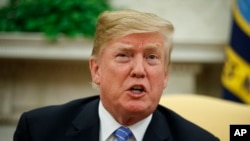 Le président Donald Trump s'exprime lors d'une réunion avec le Premier ministre néerlandais Mark Rutte dans le bureau ovale de la Maison Blanche à Washington, le 2 juillet 2018