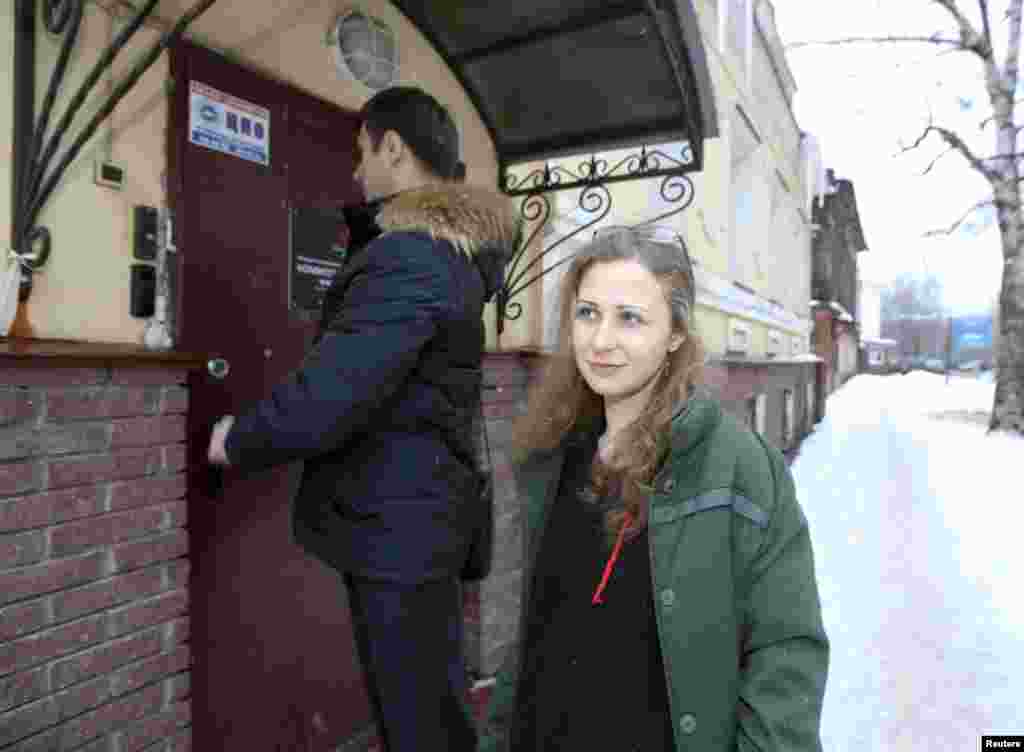 Maria Alyokhina dan pengacaranya Pyotr Zaikin tiba di kantor kelompok hak asasi manusia Komite Melawan Penyiksaan setelah dibebaskan dari koloni penjara Nizhny Novgorod, Rusia (23/12).&nbsp;(Reuters/Sergei Karpukhin)