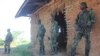 Des soldats de la RDC déployés dans la région de Beni où les rebelles ougandais des Forces démocratiques alliées (ADF) lancent régulièrement des attaques à l'arme blanche, tuant des civils, à Beni, Nord-Kivu, RDC, 6 juin 2016. VOA/