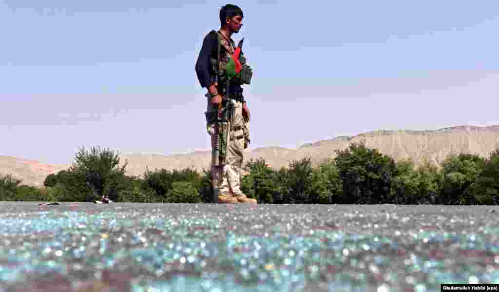 An Afghan soldier keeps watch during clashes with Islamic State (IS) militants in the Kot district of Nangarhar province, 26 June 2016.