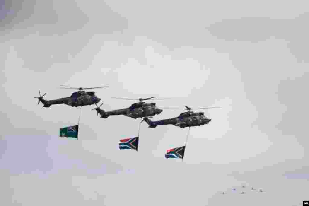 Tiga helikopter melintasi lokasi pemakaman Nelson Mandela di kampung halamannya Qunu.
