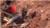 Un enfant orpailleur sur le site minier du village Kambelé III, le 9 juin 2021. 