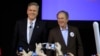 Kandidat Capres AS dari partai Republik, Jeb Bush (kiri) bersama kakaknya, mantan Presiden AS George W. Bush, dalam kampanyenya di North Charleston, South Carolina (15/2).