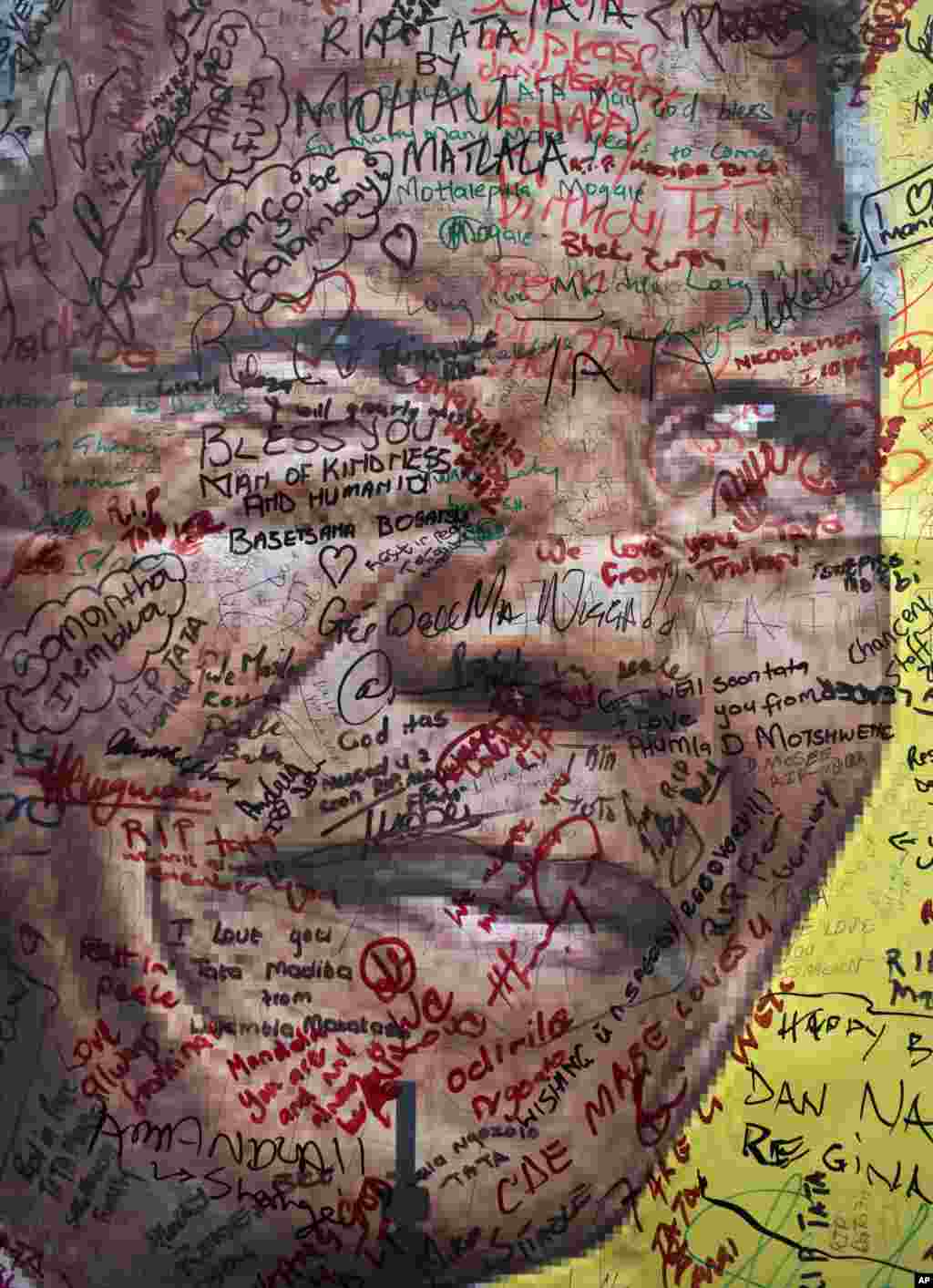 Sebuah poster Nelson Mandela yang dipenuhi pesan-pesan bela sungkawa dan dukungan terpasang di jalan di dekat bekas rumahnya di Soweto, Johannesburg, Afrika Selatan.