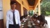 ថន ប៊ុនថឹង និង​សិស្ស​មក​ពី​សាលា​បង្រៀន​ភាសា​អង់គ្លេស​របស់​ប៊ុនថឹ បាន​រៀបចំ​កម្មវិធី​សិក្សា​មួយ ដើម្បី​លើក​កម្ពស់​ការ​យល់​ដឹង​អំពី​អនាម័យ និង​ការ​ការពារ​បរិស្ថាន​នៅ​សាលា​បឋម​សិក្សា​មួយ​នៅ​ក្នុង​ភូមិ​ព្រះដាក់ ខេត្ត​សៀមរាប។ (Courtesy Photo)
