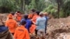 ন্যাশনাল সার্চ অ্যান্ড রেসকিউ এজেন্সি (বিএএসএআরএনএএস) প্রকাশিত এই হ্যান্ডআউট ছবিতে দক্ষিণ সুলাওয়েসির তানা তোরাজায় একটি ভূমিধসের জায়গায় উদ্ধারকারীরা একটি বডি ব্যাগবহন করছেন। ১৪ এপ্রিল, ২০২৪৷