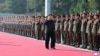 Slika snimljena 17. oktobra 2024. godine i objavljena od zvanične Korejske centralne novinske agencije Sjeverne Koreje (KCNA) putem KNS-a 18. oktobra 2024. prikazuje sjevernokorejskog lidera Kim Jong Un-a (C) u posjeti komandi 2. korpusa Korejske narodne armije .